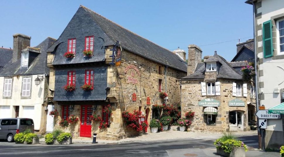 Maison féodale typique au centre de Le Faou