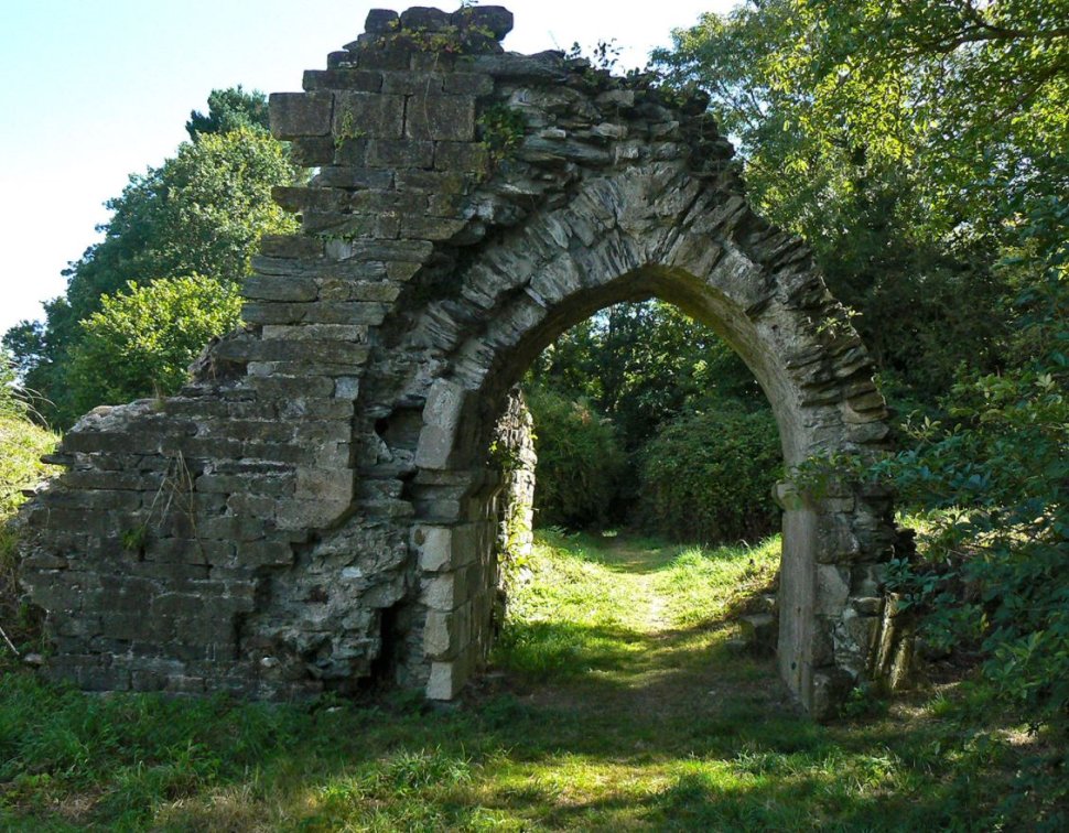 Les ruines de la porte du château de Joyeuse Garde